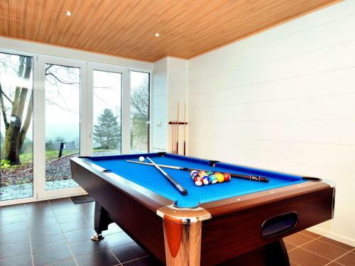 Luxurious Chalet In Septon With Jacuzzi