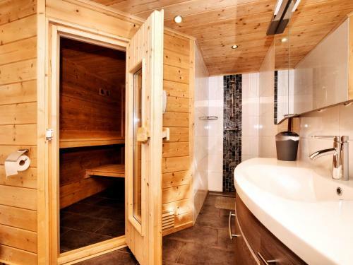 Luxurious Chalet In Septon With Jacuzzi