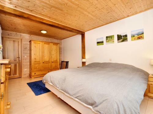 Luxurious Chalet In Septon With Jacuzzi