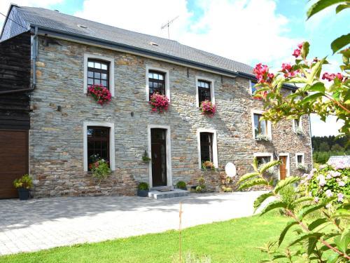 Spacious Holiday Home In Vaux-sur-sure With Garden