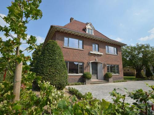 Spacious Holiday Home In Peer With Garden