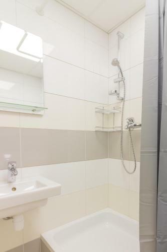 Hostal Tiigi Six Guesthouse