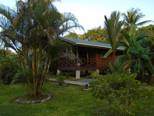 J And H Garden Cabinas