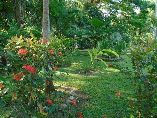 J And H Garden Cabinas