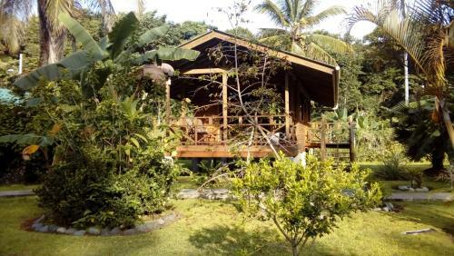 J And H Garden Cabinas