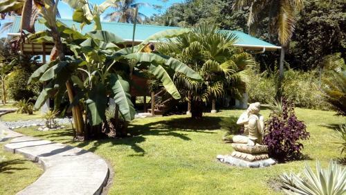 J And H Garden Cabinas