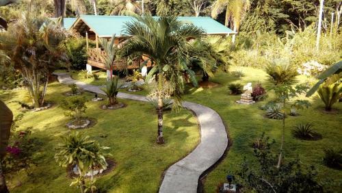 J And H Garden Cabinas
