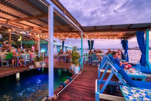 Hotel Cosmic Crab Resort At Careening Cay