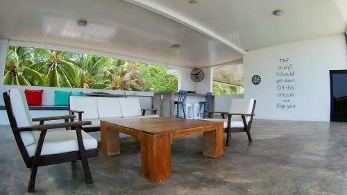 Hotel Show Pony Beach Resort And Suites