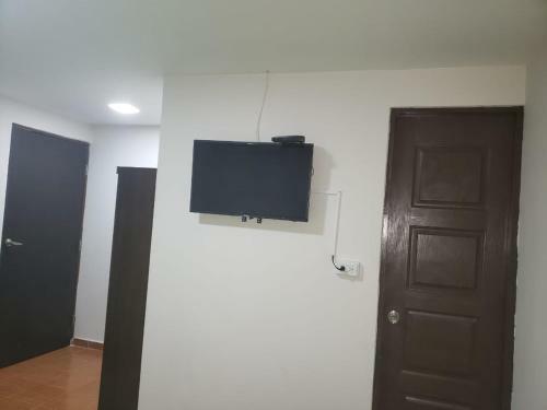 Hostal La Saloma Airport Lodge