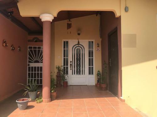 Hostal La Saloma Airport Lodge