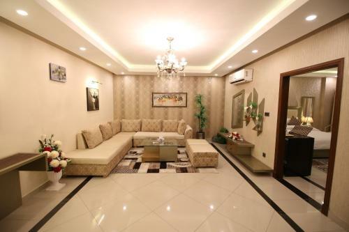 Hotel Safari Club 4