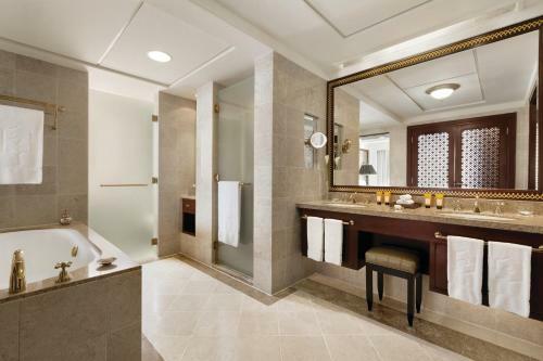 Hotel Shangri-la Al Husn Resort & Spa