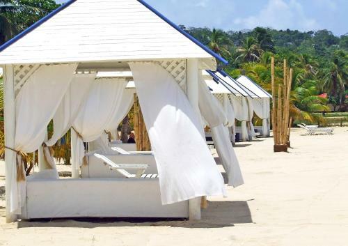 Arenas Beach Hotel