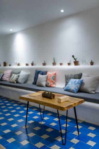 Aaki Hotel