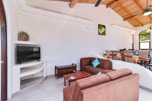 Pelican Eyes: Villa Coral II