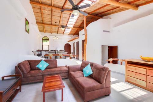 Pelican Eyes: Villa Coral II