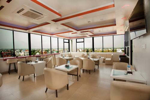 Oyo 359 The Sr Hotel