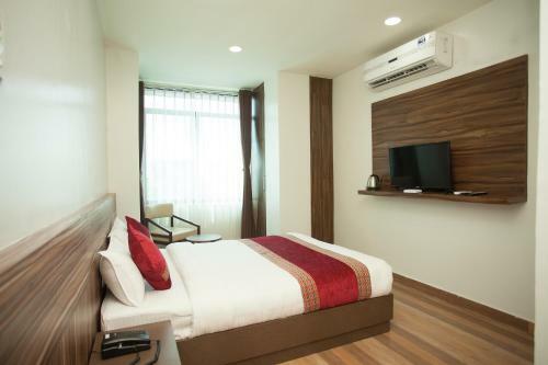 Oyo 359 The Sr Hotel
