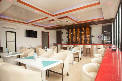 Oyo 359 The Sr Hotel