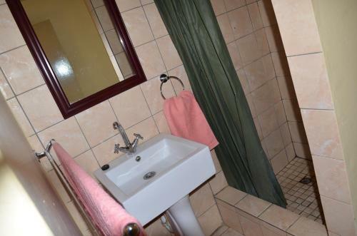 Hostal M & H Guesthouse (self Catering)