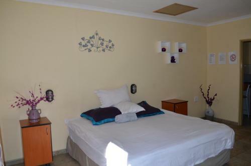 Hostal M & H Guesthouse (self Catering)
