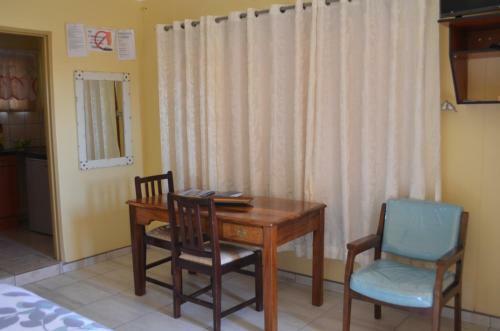 Hostal M & H Guesthouse (self Catering)
