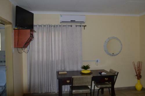 Hostal M & H Guesthouse (self Catering)
