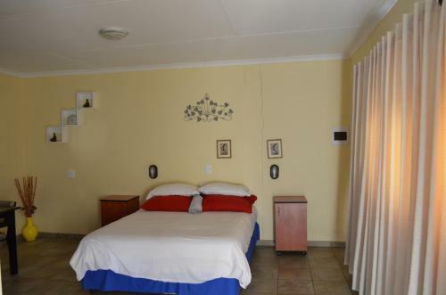 Hostal M & H Guesthouse (self Catering)