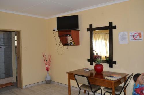 Hostal M & H Guesthouse (self Catering)