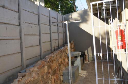 Hostal M & H Guesthouse (self Catering)