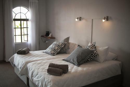 Sweet Thorn Retreat Airport Lodge