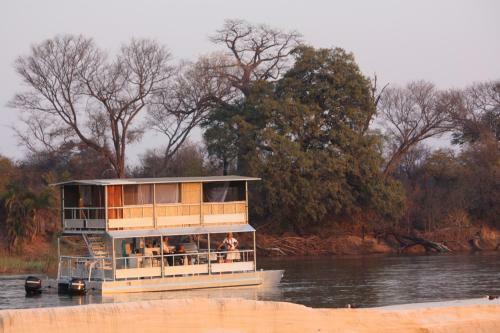 Ndhovu Safari Lodge