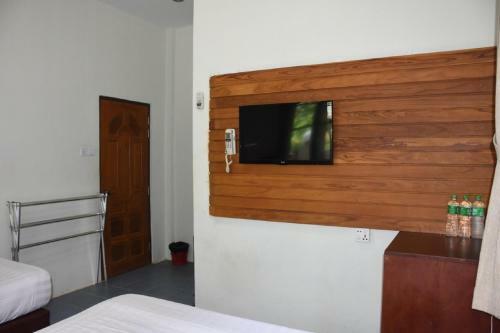 Happy Chaungtha Motel
