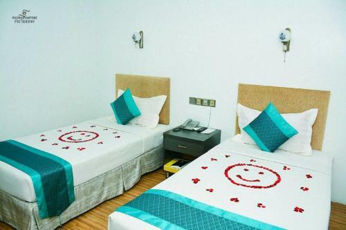 Happy Hotel