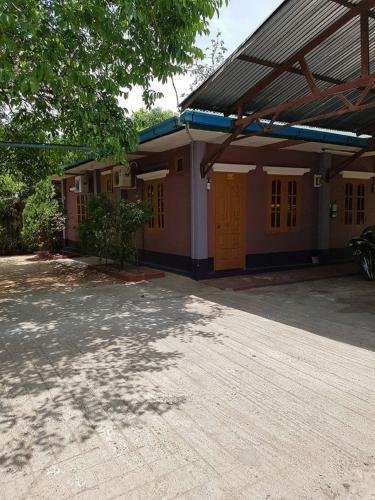 Hostal Lann Guest House - Burmese Only