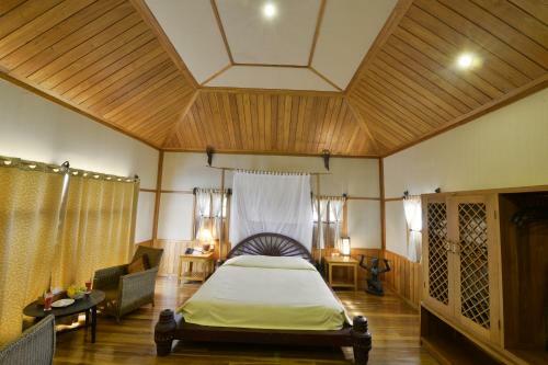 Hotel Shwe Inn Tha Floating Resort