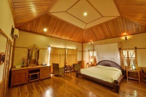 Hotel Shwe Inn Tha Floating Resort