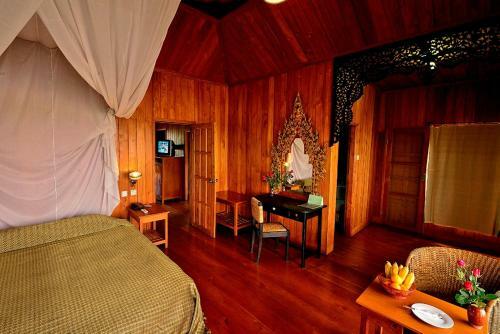 Hotel Shwe Inn Tha Floating Resort