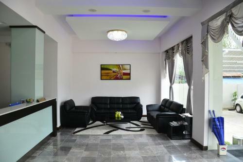 Platinum River View Hotel