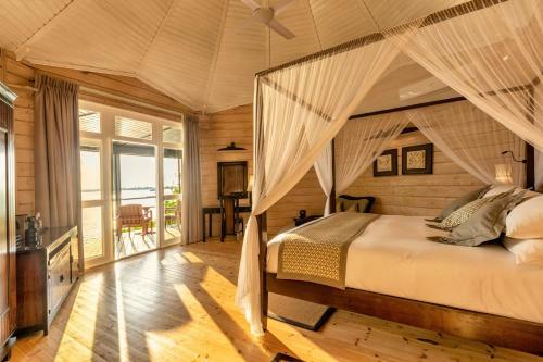 Hotel Komandoo Island Resort & Spa