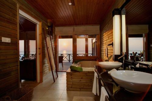 Hotel Komandoo Island Resort & Spa