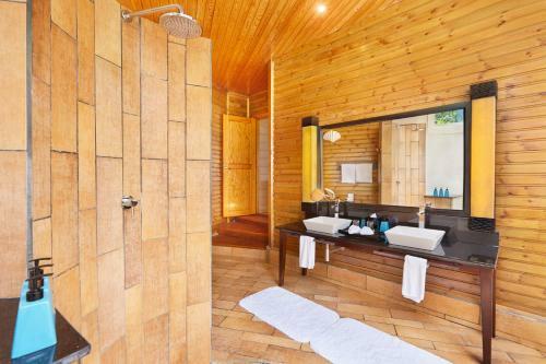 Hotel Komandoo Island Resort & Spa