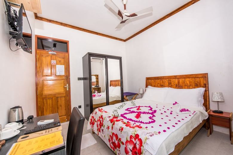 Hostal Ithaa Beach Maldives