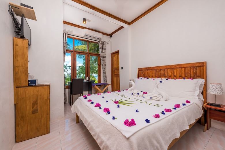 Hostal Ithaa Beach Maldives