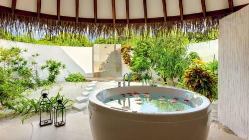 Hotel Hideaway Beach Resort & Spa