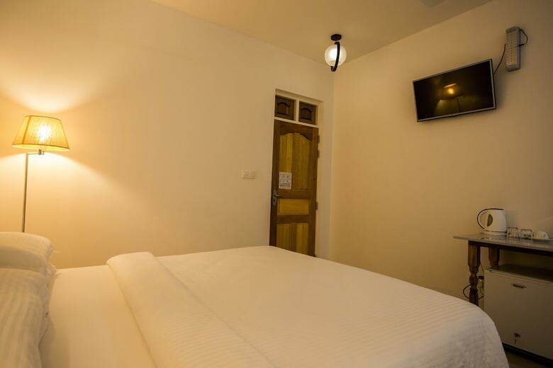Hostal Dhigurah Retreat Beach