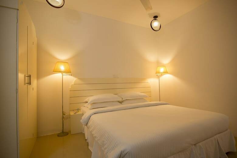 Hostal Dhigurah Retreat Beach