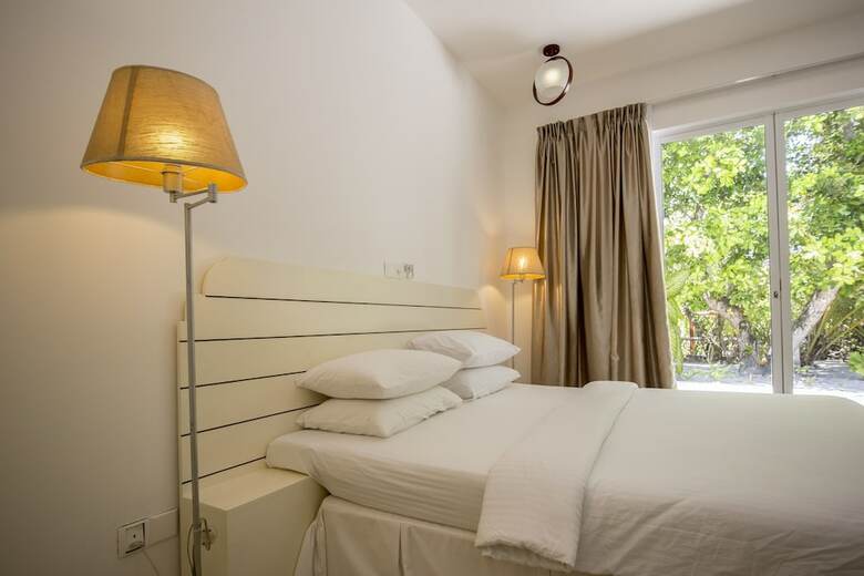 Hostal Dhigurah Retreat Beach