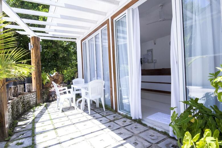 Hostal Dhigurah Retreat Beach